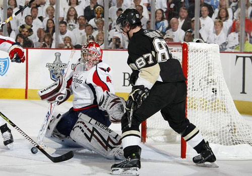 Sidney Crosby tries to put a puck behind Varlamov