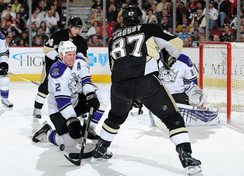 Sidney Crosby of the Penguins plays the puck against the Kings on 3/20/09