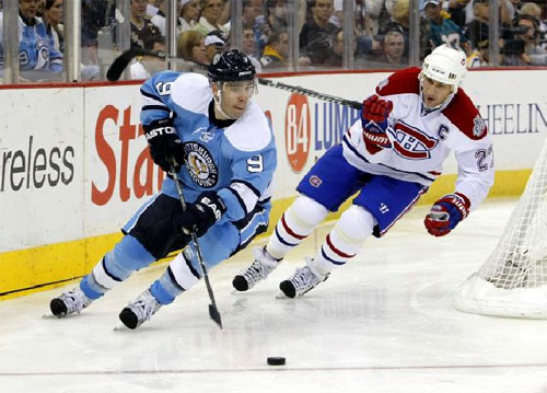 Pascal Dupuis plays the puck against the Canadiens