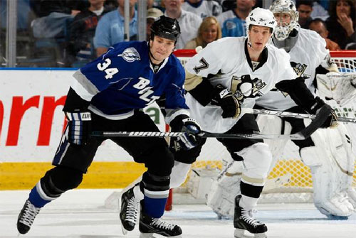 Mark Eaton tries to play the puck against the Bolts