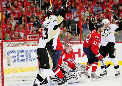 Bill Guerin celebrates a goal with Sidney Crosby on 5/4