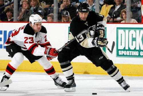 Bill Guerin plays the puck against the New Jersey Devils