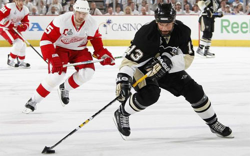 Bill Guerin signed a 1-year contract to stay with the Penguins