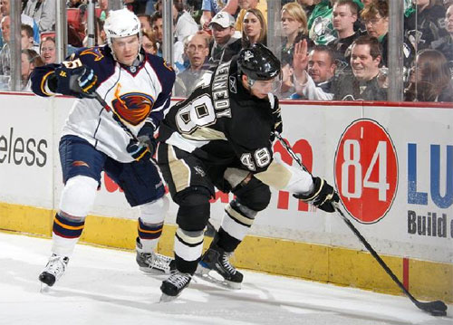 Tyler Kennedy takes control of the puck against the Thrashers
