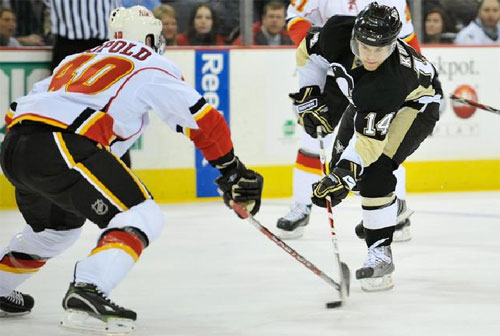 Chris Kunitz plays the puck against the Calgary Flames on 3/25/09