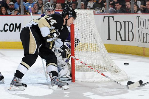 Penguins forward Chris Kunitz plays the puck against the Kings on 3/20/09