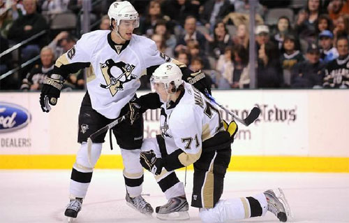 Kris Letang and Evgeni Malkin celebrate after taking a 4 goal lead on the Stars