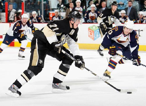 Evgeni Malkin plays the puck during his 5-point performance against the Thrashers