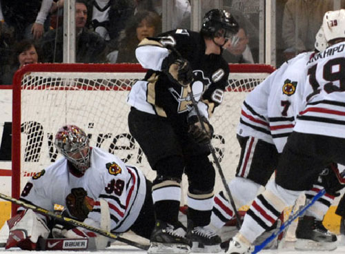 Sidney Crosby sets up shot in front of the net against the Blackhawks on 2/14/07